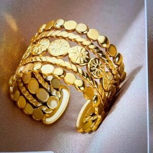 Elegant Gold-Tone Floral Ring